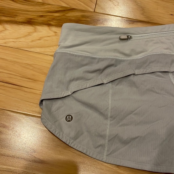 Lulu lemon Low Rise Shorts - Picture 4 of 5